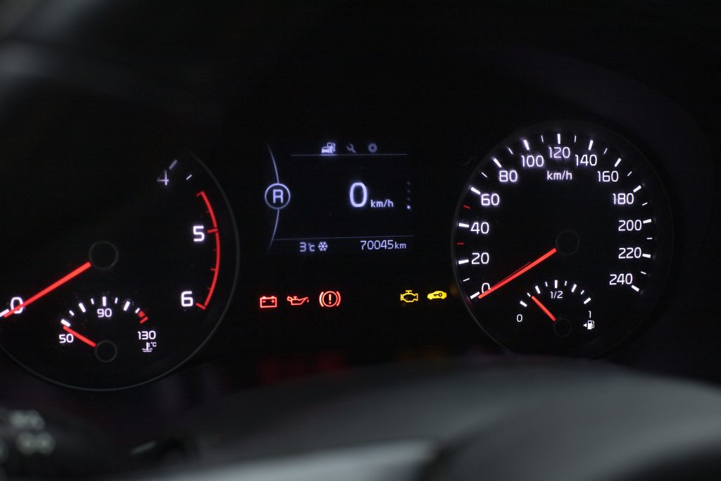autosähkötyöt auton ohjauspaneeli